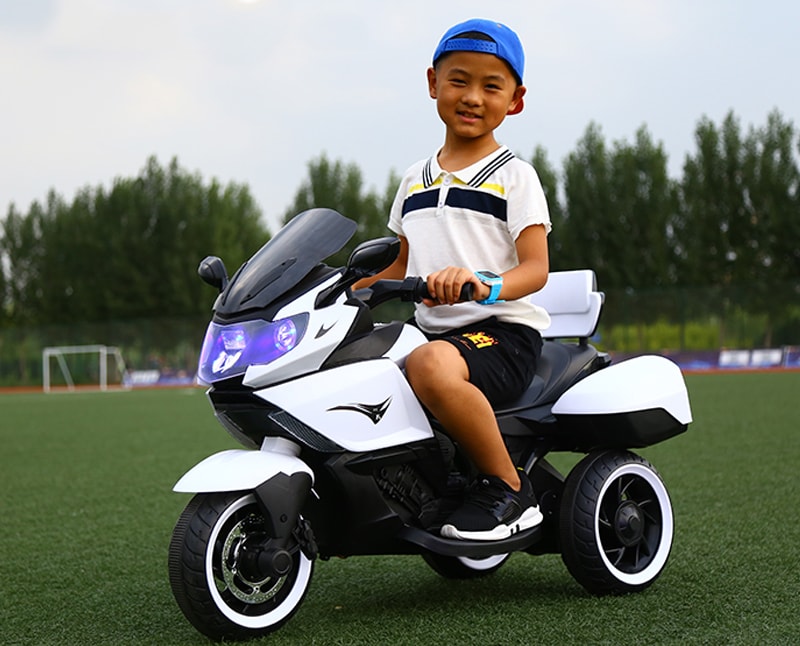 Tại sao xe máy điện trẻ em không có điều khiển từ xa?