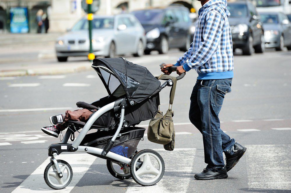 Cách sử dụng xe đẩy trẻ em giúp bé an toàn